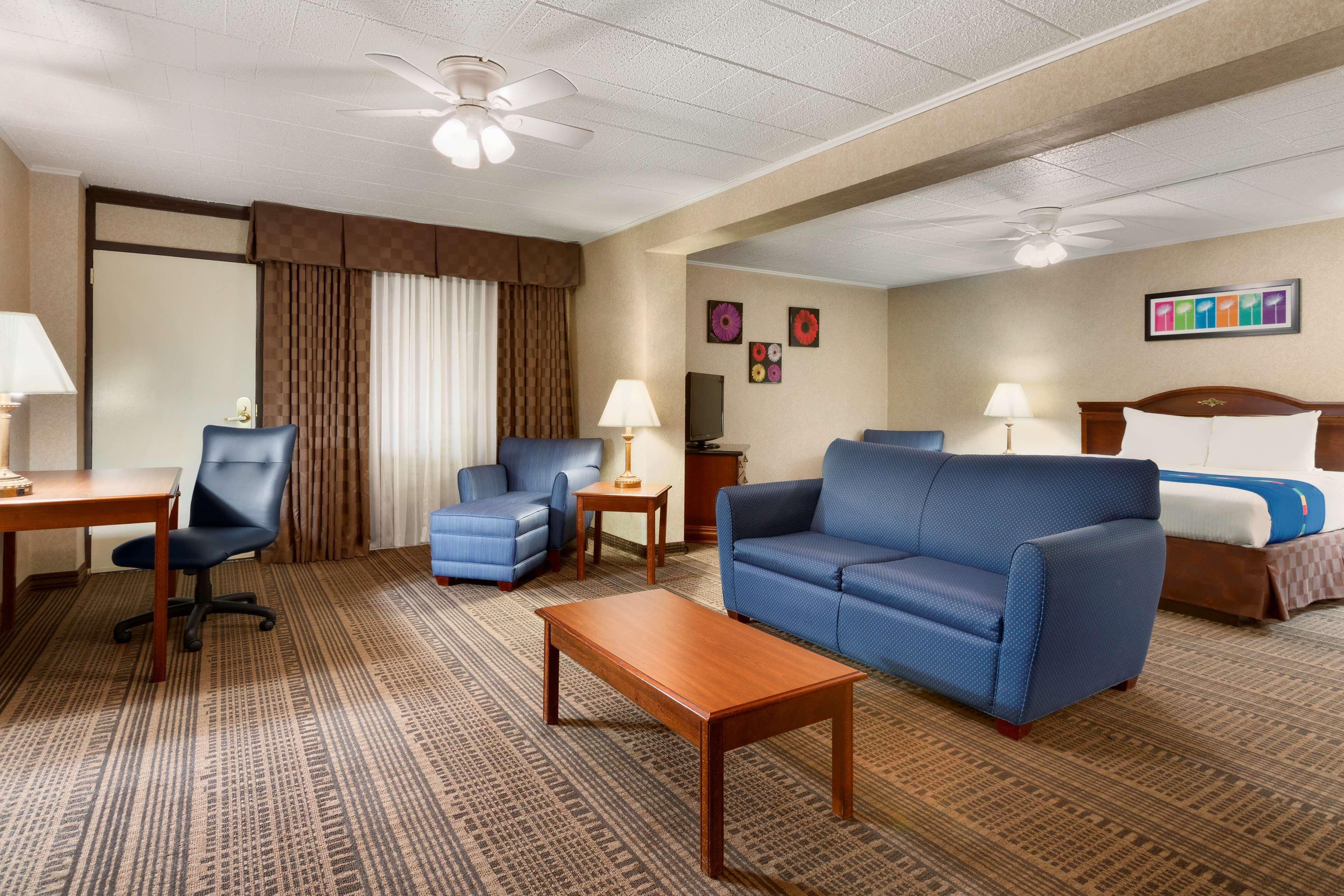 Park Inn By Radisson Sharon West Middlesex Exterior photo