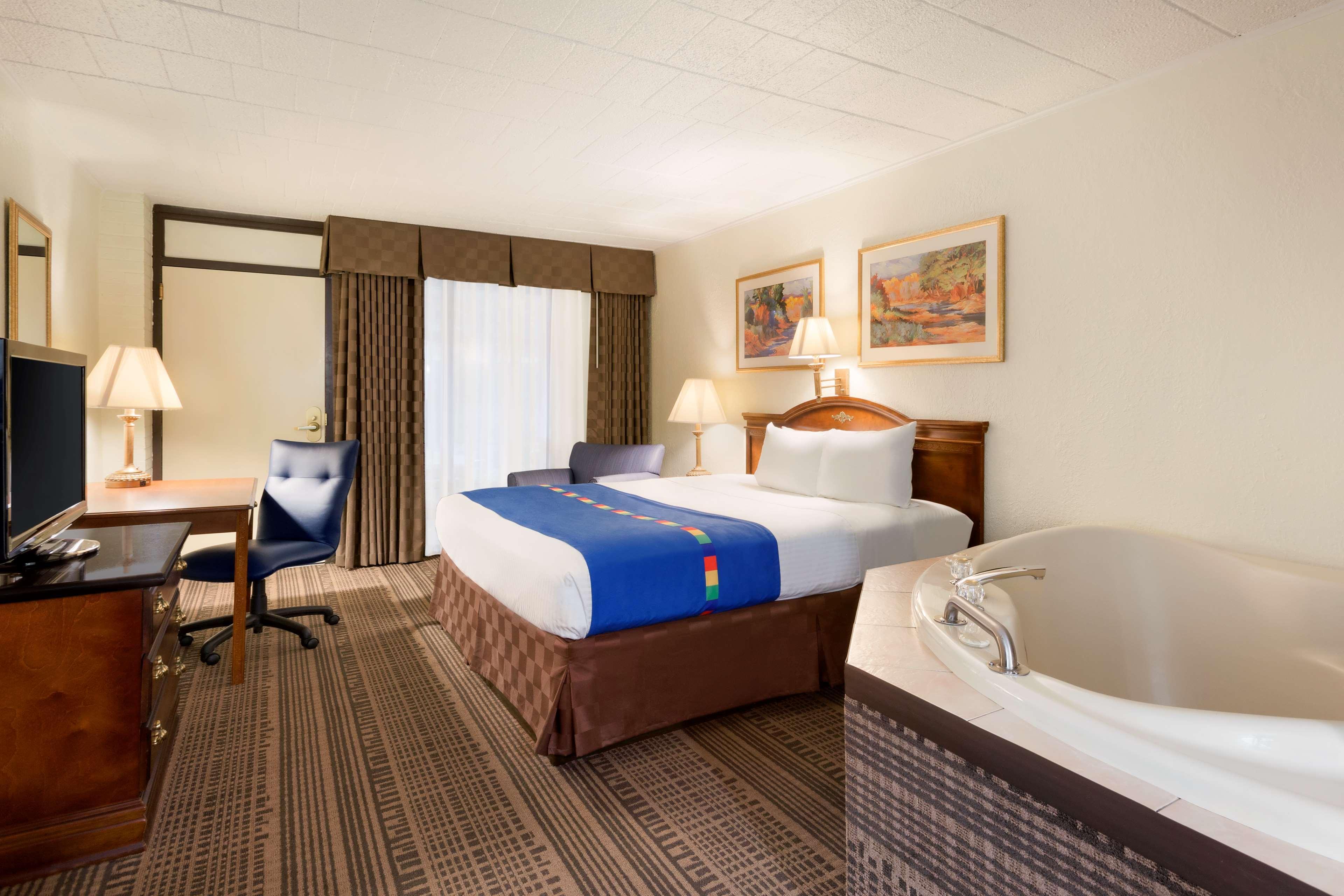 Park Inn By Radisson Sharon West Middlesex Exterior photo